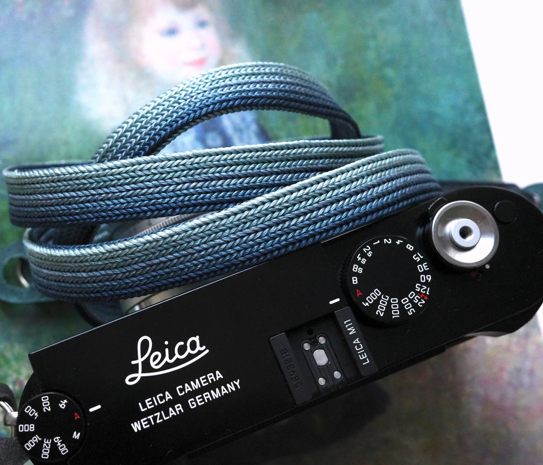 We have adopted the braiding technique known as Bamboo-gumi, which dates back to the Kamakura period and was primarily used for horse bridles (omogai). Its characteristic is that a variety of patterns can be created through different combinations of the braided cords. It's a flat, soft camera strap. The ring conection part is sewing with the leather，it is best to match the color you prefer with the leather you are making the Kumihimo with.